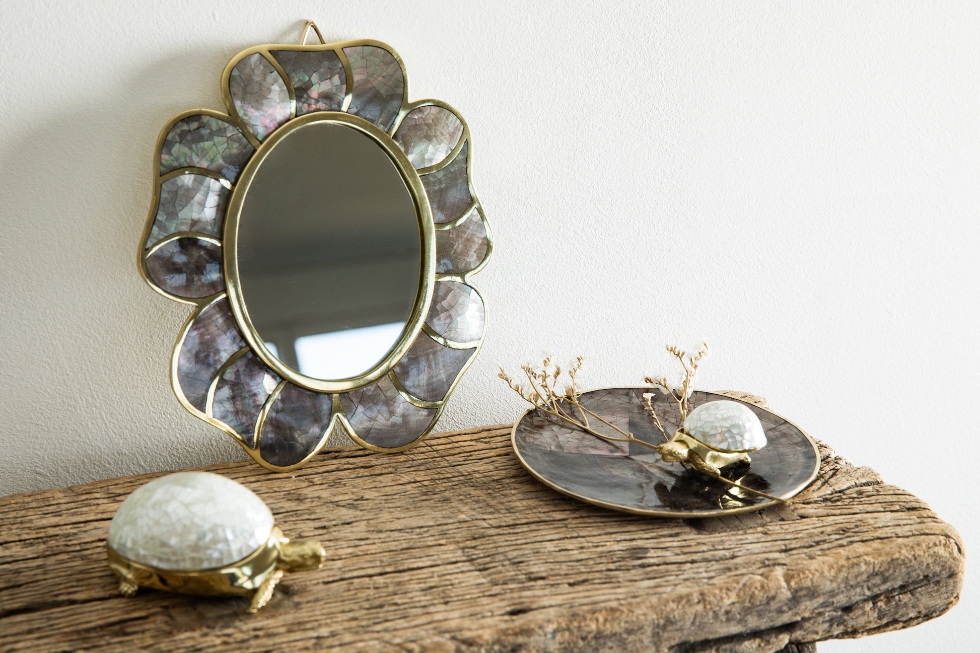 Miroir fleur cadeau déco artisanal lifestyle nacre naturelle laiton recyclé décoration luxe fait main cadeaux fête des mères original unique