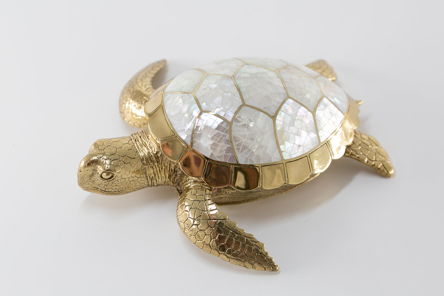 Boîte animal tortue de mer cadeau déco artisanal lifestyle nacre naturelle laiton recyclé décoration luxe fait main cadeaux fête des mères original unique