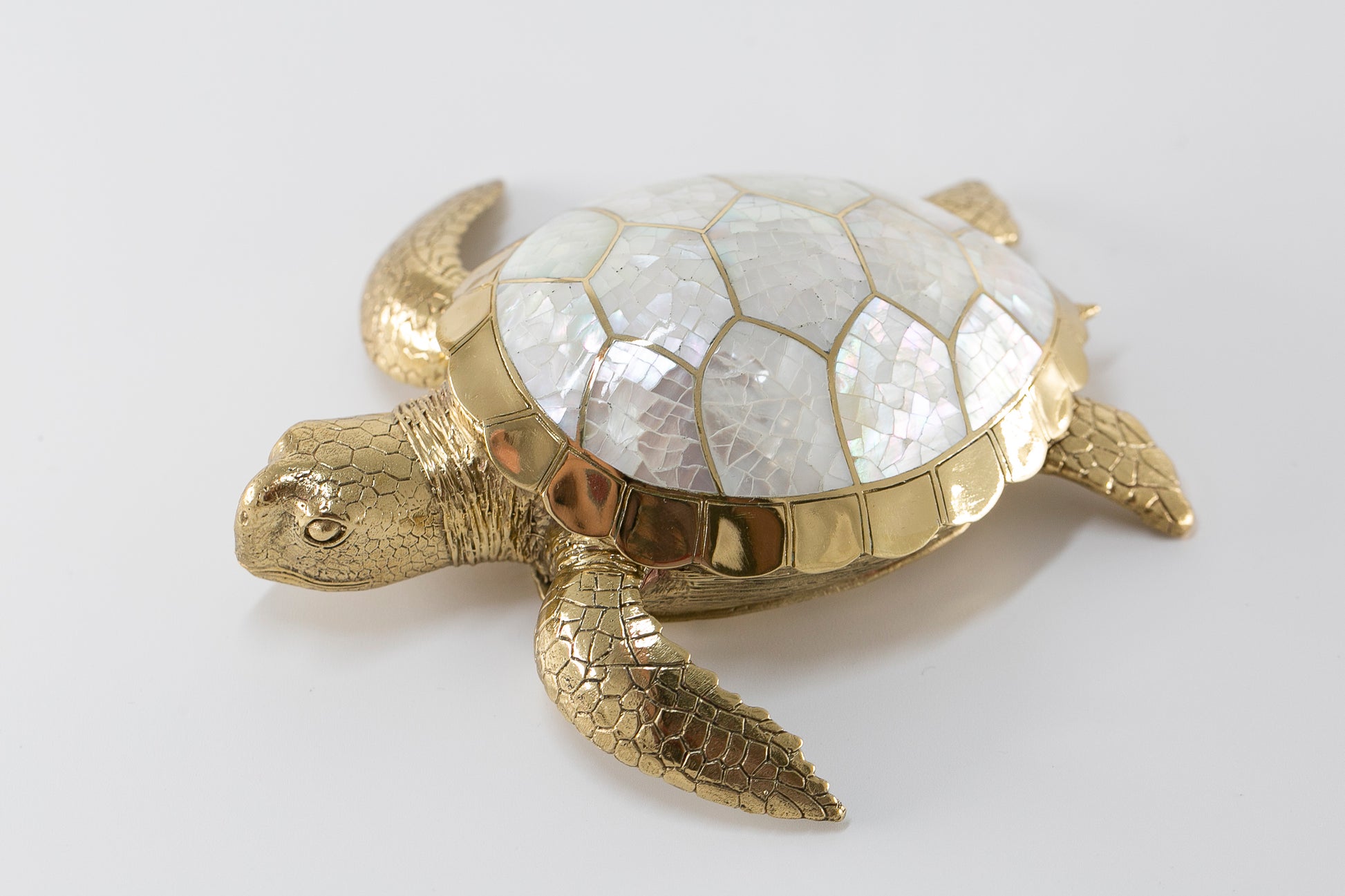 Boîte animal tortue de mer cadeau déco artisanal lifestyle nacre naturelle laiton recyclé décoration luxe fait main cadeaux fête des mères original unique