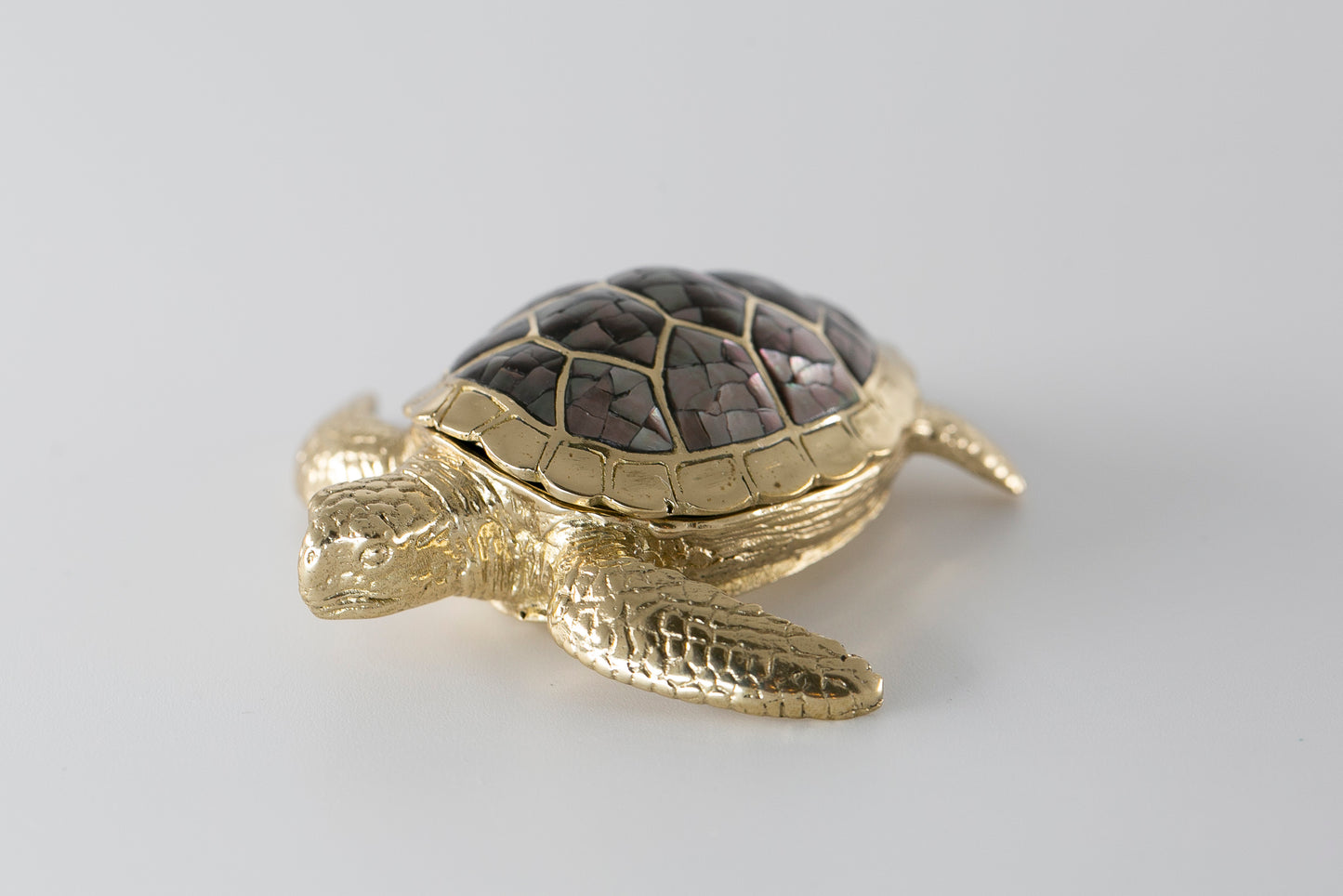 Boîte animal tortue de mer cadeau déco artisanal lifestyle nacre naturelle laiton recyclé décoration luxe fait main cadeaux fête des mères original unique