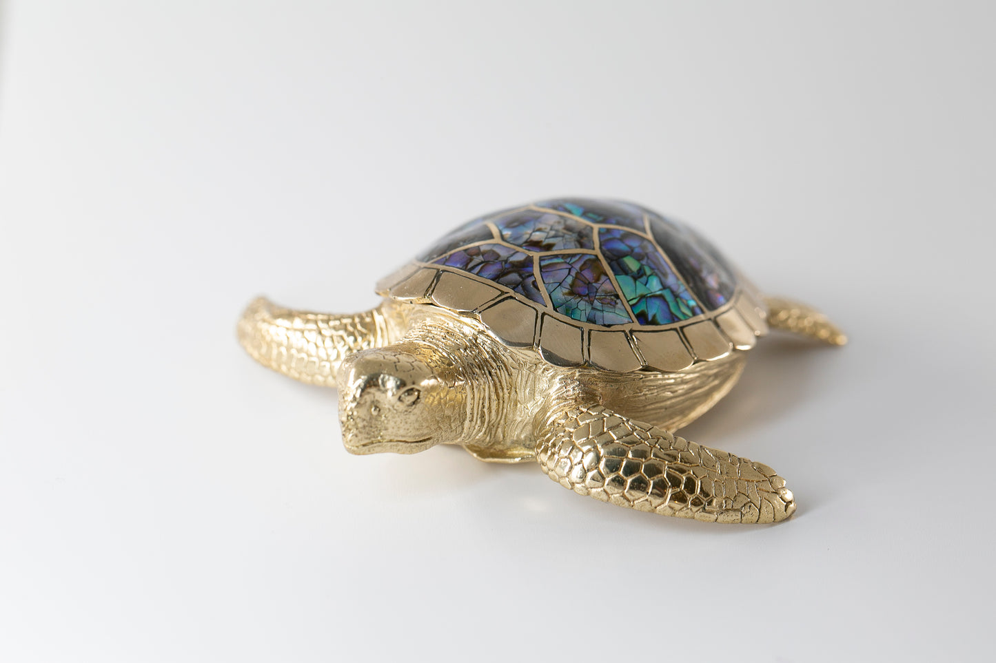 Boîte animal tortue de mer cadeau déco artisanal lifestyle nacre naturelle laiton recyclé décoration luxe fait main cadeaux fête des mères original unique