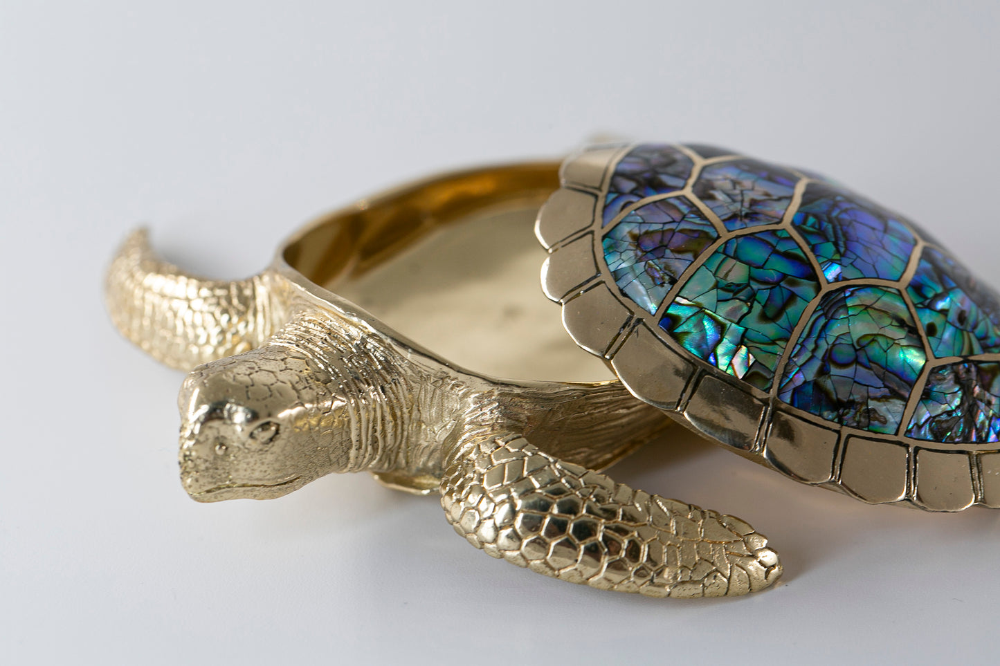 Boîte animal tortue de mer cadeau déco artisanal lifestyle nacre naturelle laiton recyclé décoration luxe fait main cadeaux fête des mères original unique